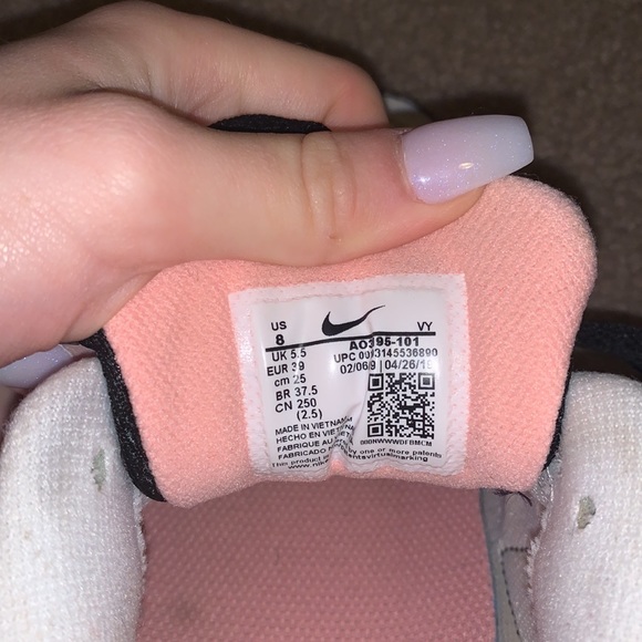 Size 8 Women’s Nike shoes - Picture 4 of 4